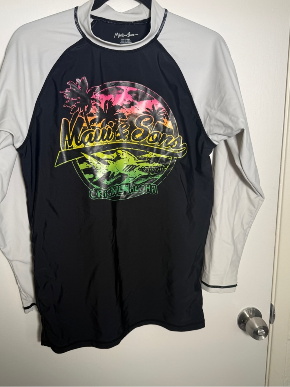 Maui & Sons Black & White Long Sleeve Rash Guard with Neon Logo Mens Medium